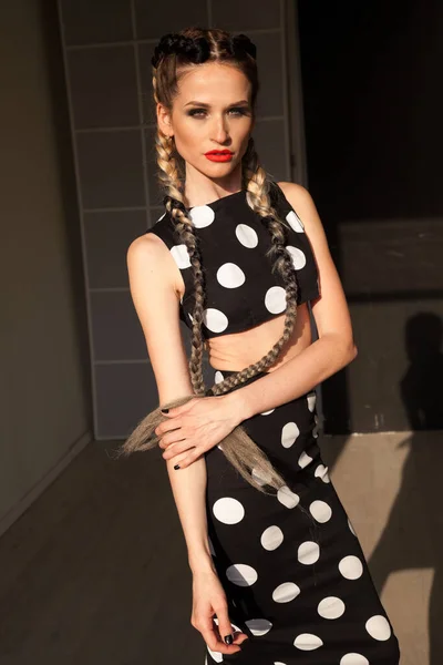 Vackra fashionabla kvinna flätor i polka dot klänning — Stockfoto