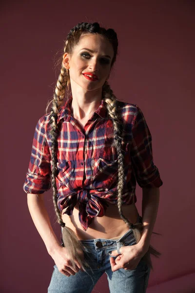 Красива модна жінка коси в сільській сорочці — стокове фото
