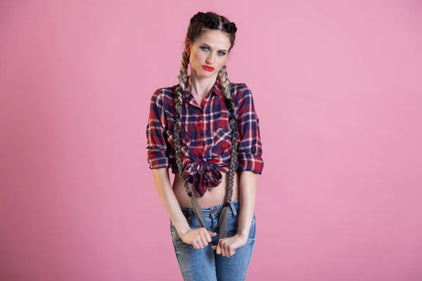 Gyönyörű divatos női fonatok vidéki ingben — Stock Fotó