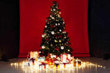 Noel ağacında yeni yıl için hediyeler var.