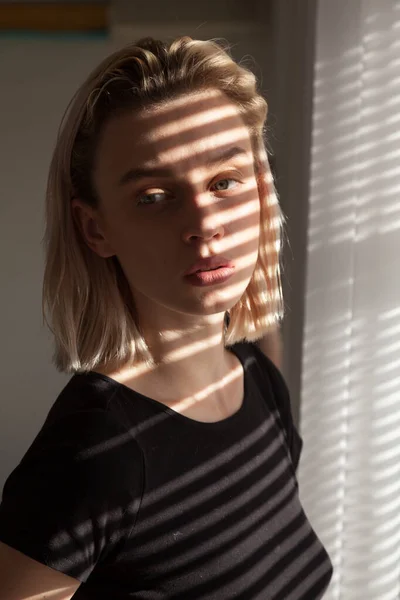 Портрет красивої модної блондинки на фотосесії — стокове фото