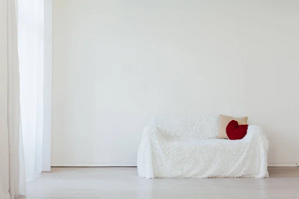 Білий диван в інтер'єрі кімнати будинку Різдвяний новорічний день народження — стокове фото