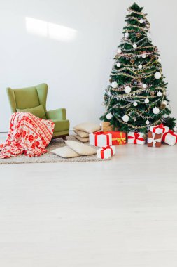 Yılbaşı ağacı Noel ağacını sunar.