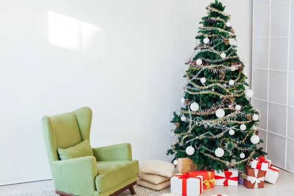 Decoração de Natal árvore de Natal ano novo apresenta feriado interior — Fotografia de Stock
