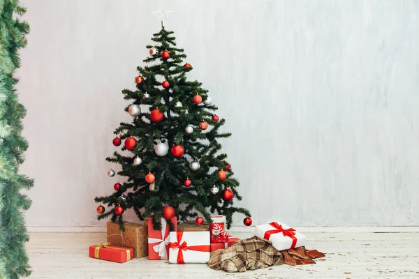 Χριστουγεννιάτικη διακόσμηση Χριστουγεννιάτικο δέντρο νέο έτος παρουσιάζει διακοπές εσωτερικό — Φωτογραφία Αρχείου