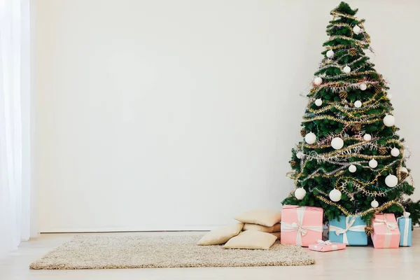 Χριστουγεννιάτικο δέντρο με δώρα το νέο έτος διακοπές χειμώνα διακόσμηση — Φωτογραφία Αρχείου