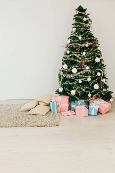 Christmas tree with gifts new year holiday winter decor — Stock Photo, Image
