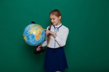 Liseli kız okulda coğrafya üzerine eğitim görüyor.