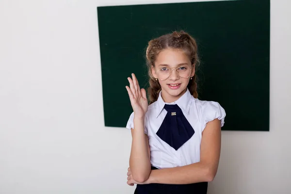 Gadis sekolah yang cantik di papan di kelas — Stok Foto