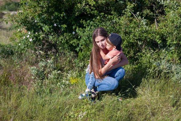 Maman et fils jouent dans le parc sur la famille de la nature — Photo