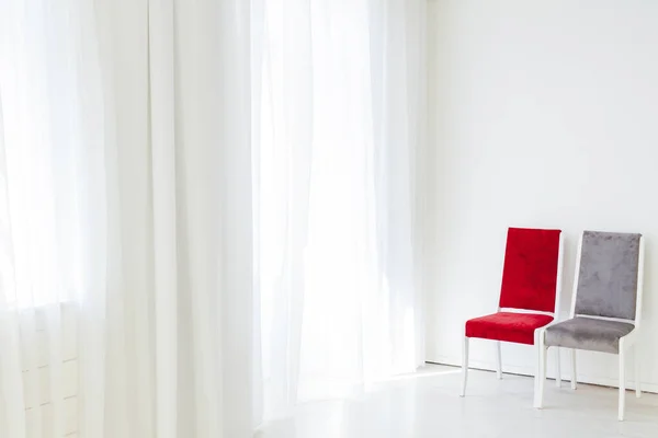 Dos sillas de pie en una habitación blanca vacía —  Fotos de Stock