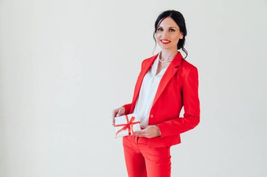 Elinde bir hediye olan güzel esmer bir kadının portresi.