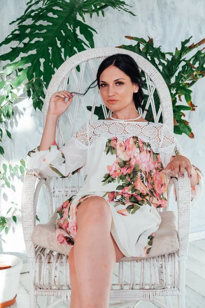 Portrait of a beautiful brunette woman in green plants — 图库照片