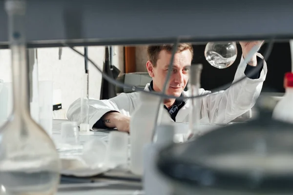젊은 과학자 가 실험실에서 화학 실험을 하고 있다 — 스톡 사진
