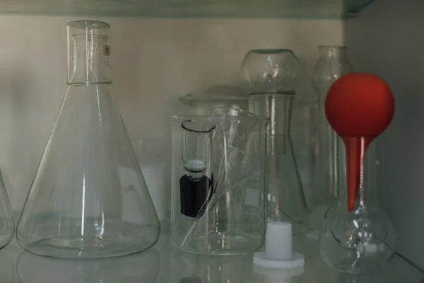 用于科学实验的化学实验室容器 — 图库照片