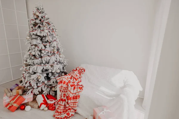 Hediyeler, Garland ışıkları yeni yıl kış tatili ile Noel ağacı — Stok fotoğraf