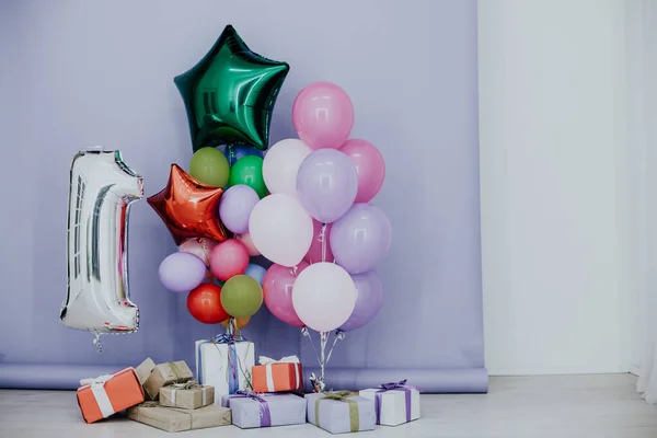 Balões de cores diferentes e presentes de aniversário para o feriado — Fotografia de Stock