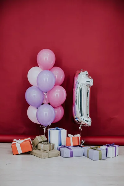 Balony o różnych kolorach z prezenty na urodziny — Zdjęcie stockowe