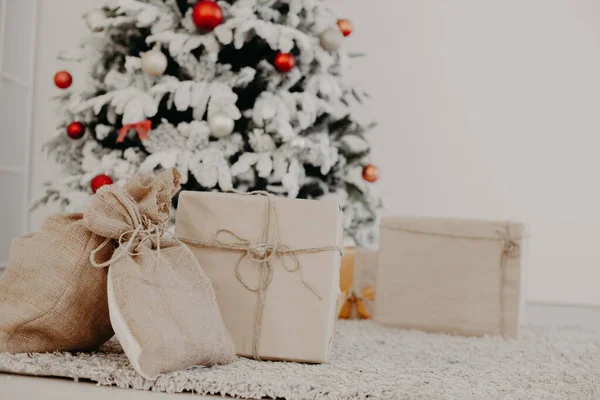 Feliz Navidad Regalos Año Nuevo Árbol Interior Habitación Blanca —  Fotos de Stock