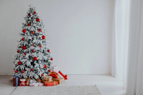 Noel ağacı ev iç Yılbaşı tatil hediyeler kış dekor — Stok fotoğraf