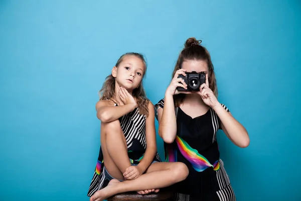 Портрет двох красивих модних сестер дівчат з фотоапаратом — стокове фото