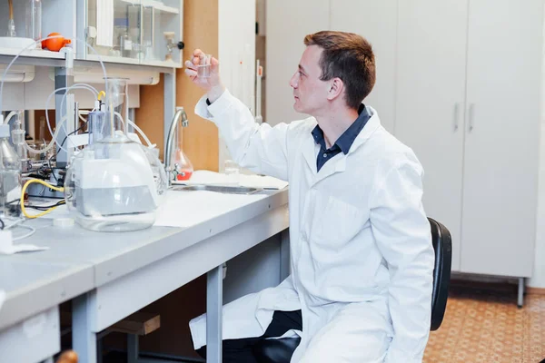 남성 과학자는 의학 실험실에서 액체로 화학 실험을 수행 한다 — 스톡 사진