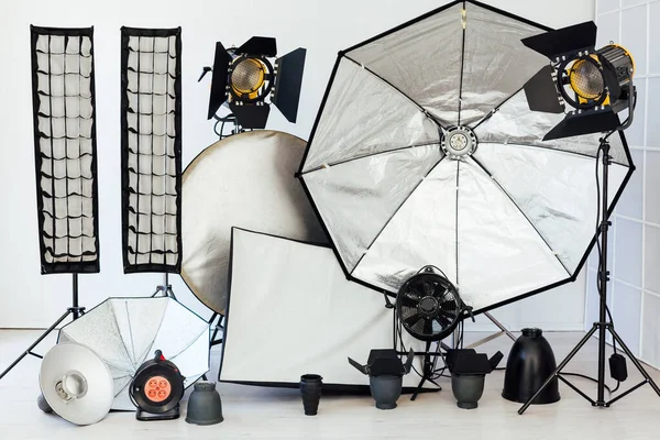 Fotostudio-apparatuur flitsaccessoires fotograaf op een witte achtergrond — Stockfoto