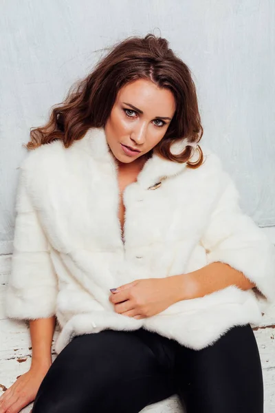 Portré egy gyönyörű divatos nő fürtök egy fehér szőrme kabát — Stock Fotó