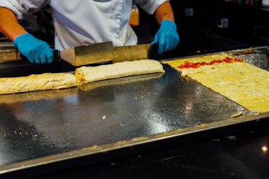 Cook güzel Restoran mutfağında yumurta hazırlar