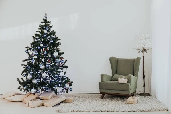 Parlak oda yeni yıl hediyeleri Noel ağacı — Stok fotoğraf