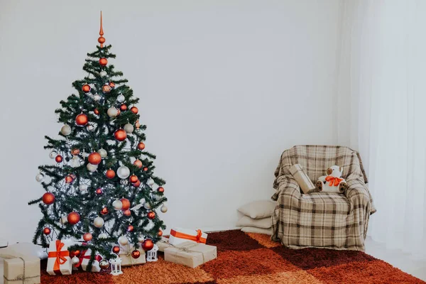 大晦日クリスマス プレゼントと白い部屋の上にクリスマス ツリー — ストック写真