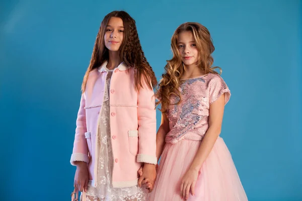 Due belle ragazze alla moda in abiti rosa e bianchi — Foto Stock