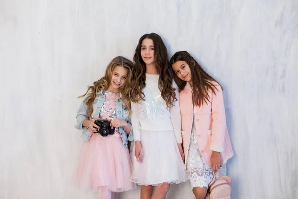 三个穿着粉色和白色连衣裙、手持照相机的漂亮女孩 — 图库照片