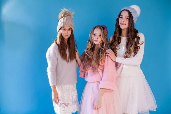 Three beautiful fashionable girl girlfriends in a hat cold winter snow — Stock Photo, Image