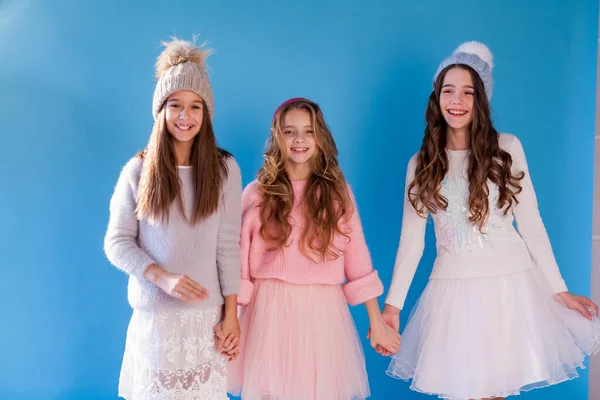 Tre belle ragazze alla moda in un cappello neve fredda invernale — Foto Stock