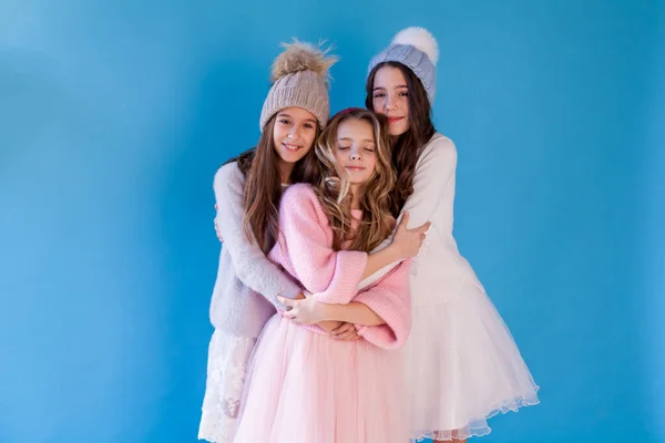 Three beautiful fashionable girl girlfriends in a hat cold winter snow — Stock Photo, Image