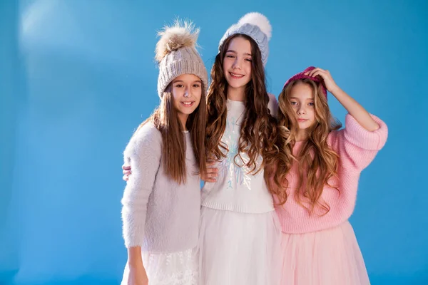 Three beautiful fashionable girl girlfriends in a hat cold winter snow — Stock Photo, Image