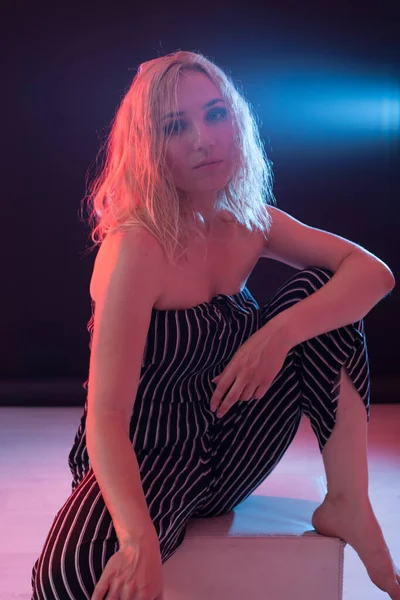 Beautiful fashionable blonde woman in striped jumpsuit — ストック写真