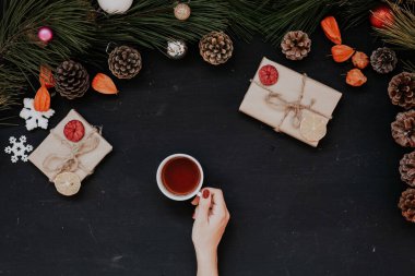 Noel arka plan yılbaşı ağacı Yılbaşı hediyeleri dekor dekorasyon kış tatil eller