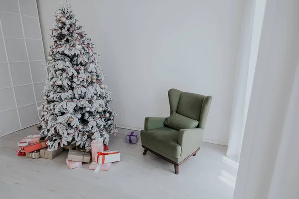 Árvore de Natal com presentes Ano Novo cenário branco — Fotografia de Stock