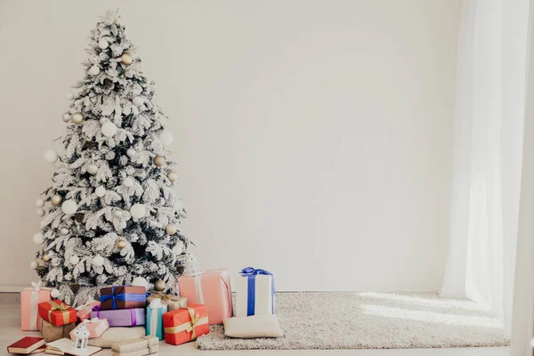 Nowy rok prezenty Wakacje Christmas tree biały wystrój wnętrza zimowych — Zdjęcie stockowe