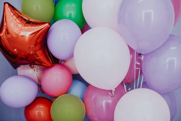 Balões de cores diferentes e presentes de aniversário para o feriado — Fotografia de Stock