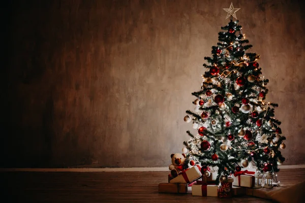 Choinka z oświetleniem i girlandy i prezenty do domu na Boże Narodzenie — Zdjęcie stockowe