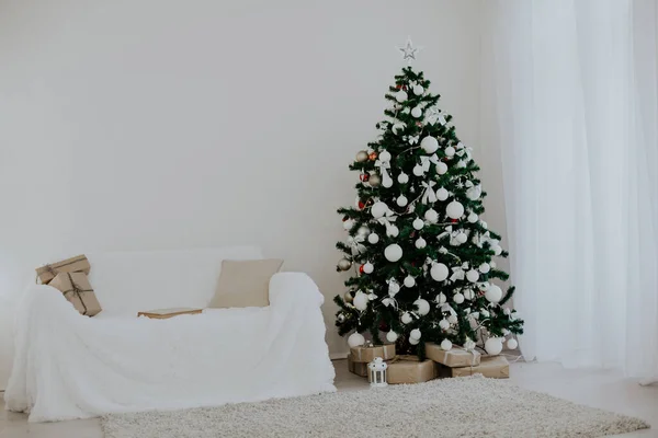 Christmas Decor 2018 with Christmas tree and gifts — Stock Photo, Image