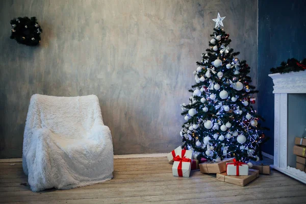 Weihnachtsbaum mit Geschenken, Lichtergirlanden Neujahr 2018 2019 — Stockfoto