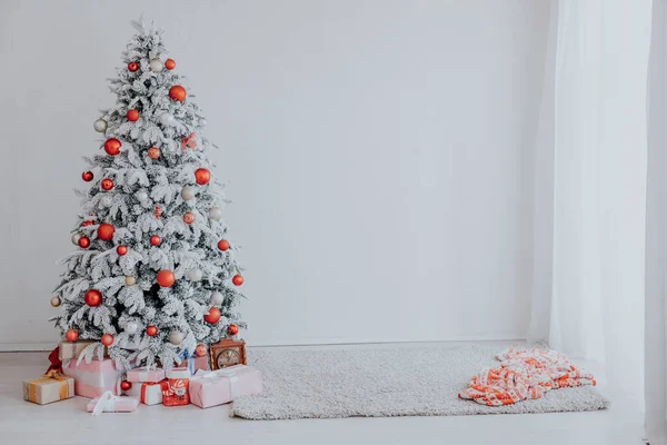 Arbre de Noël hiver nouvel an cadeaux de vacances décor blanc à la maison — Photo