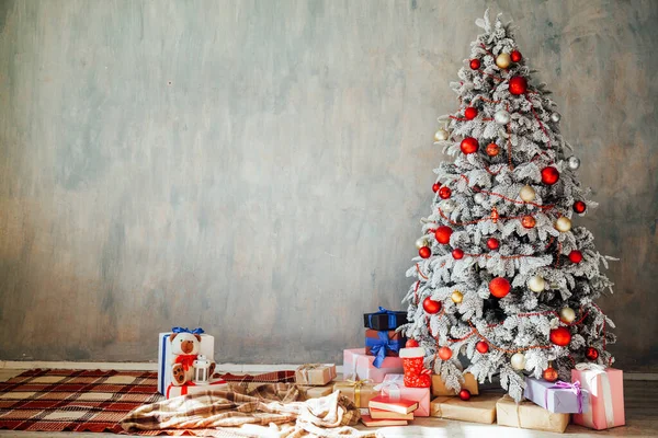 Árbol de Navidad decoración regalos año nuevo vacaciones invierno vendimia —  Fotos de Stock