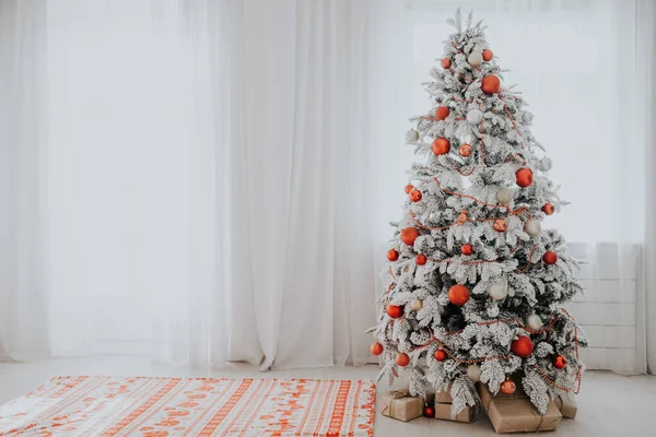クリスマス ツリー ガーランド ライト新年休日ギフト ホワイト家の装飾 — ストック写真
