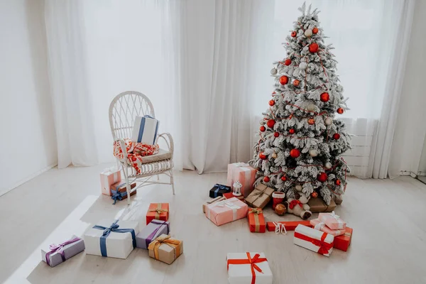 Nowy rok Christmas Strona główna wnętrze White Christmas światła drzewo twinkle zimowe wakacje prezenty — Zdjęcie stockowe