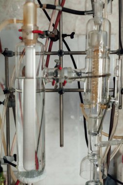 Kimya laboratuarında kimyasal deneyler için malzeme ve gereçler.